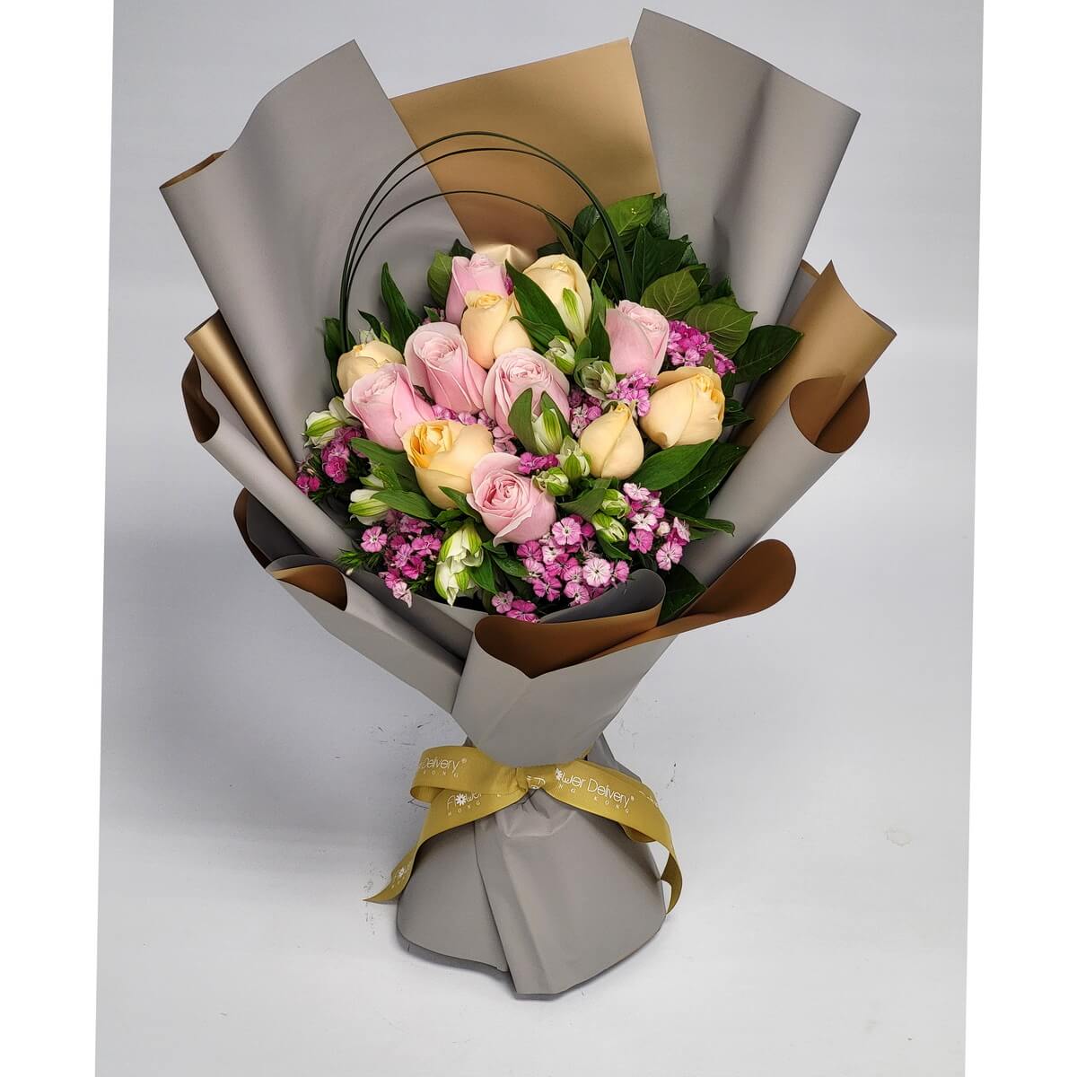 Elegant bouquet featuring soft pink and champagne roses, accented with purple statice, white buds, and lush foliage 優雅花束由粉紅及香檳玫瑰、紫色宿根花、白色花苞與繁茂綠葉組成