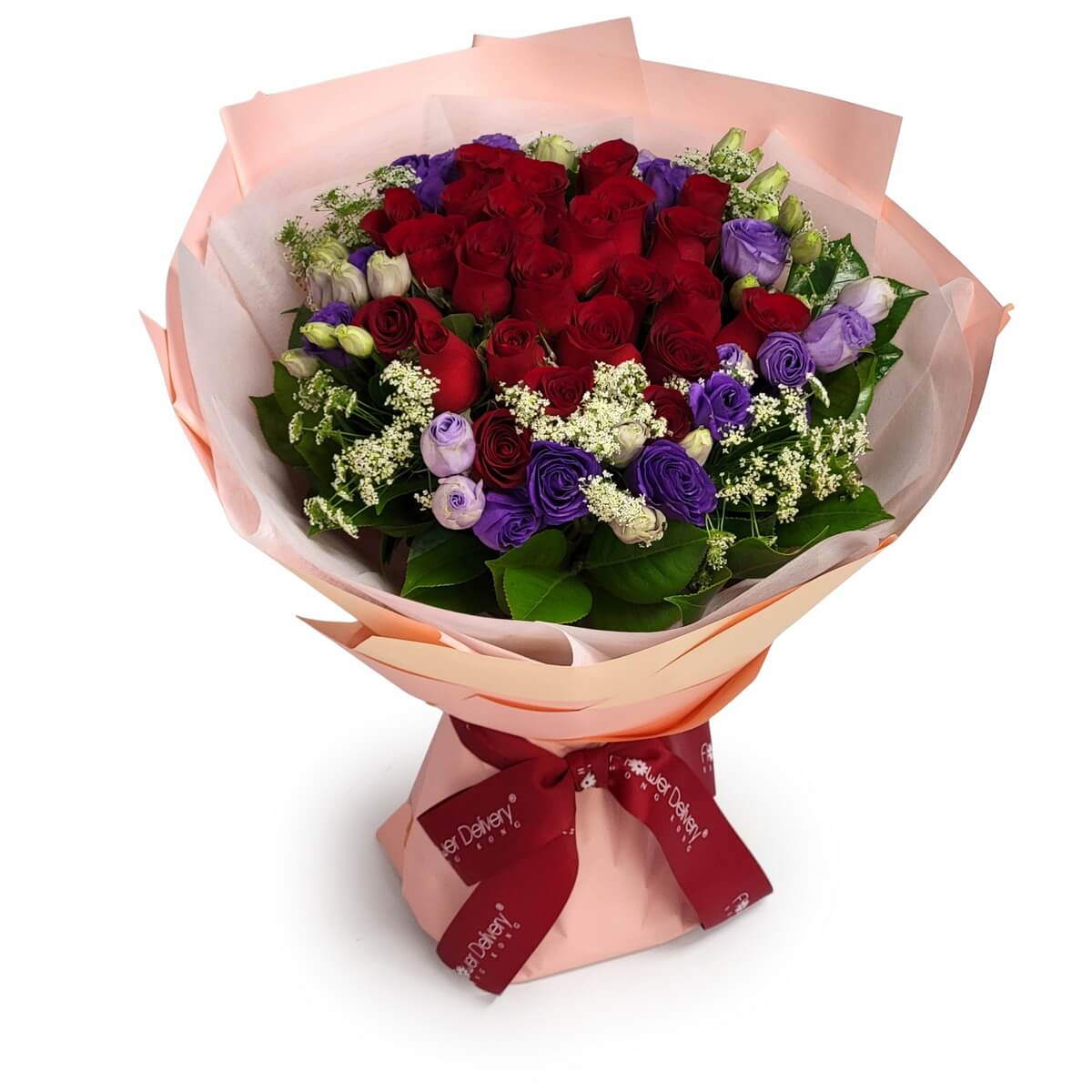 Lush bouquet featuring red roses, purple lisianthus, and white baby's breath in pink wrapping 鮮花束以紅玫瑰、紫色洋桔梗與滿天星組成，搭配粉紅色包裝紙。