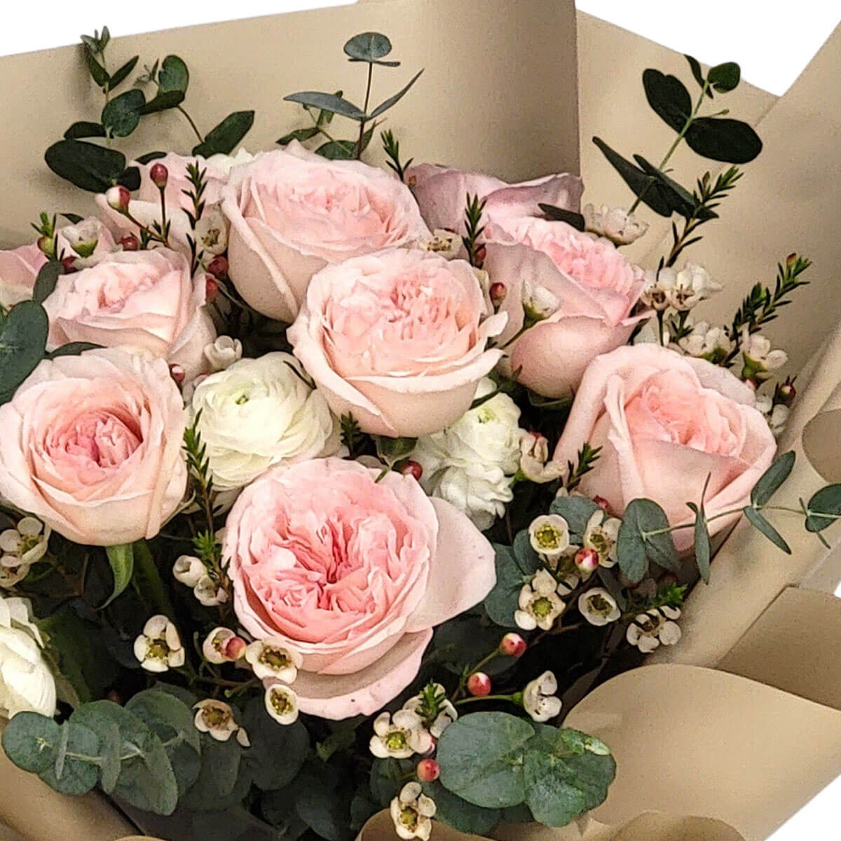 This pastel bouquet features blush pink roses and delicate white blooms, nestled in eucalyptus 柔粉玫瑰與潔白花朵點綴尤加利葉，散發自然優雅的氣息。