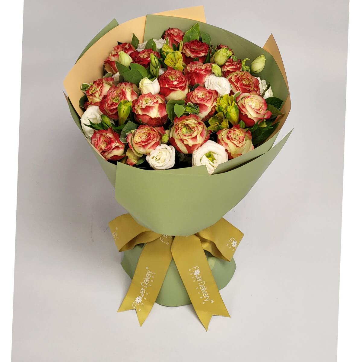 Cream-edged red roses and soft white blooms wrapped in olive green and tan paper, tied with a golden ribbon. A natural, romantic arrangement. 奶油紅玫瑰與白花組成，橄欖綠與卡其色包裝，呈現自然且浪漫的氣息。