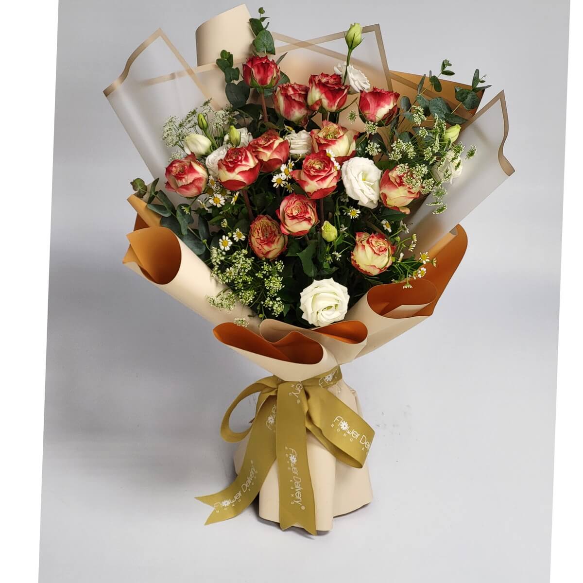 Charming bouquet of red-edged cream roses with chamomile and wild greenery, wrapped in neutral kraft paper and a golden ribbon. 奶油紅邊玫瑰搭配洋甘菊與野花綠葉，自然復古風包裝呈現鄉村浪漫。