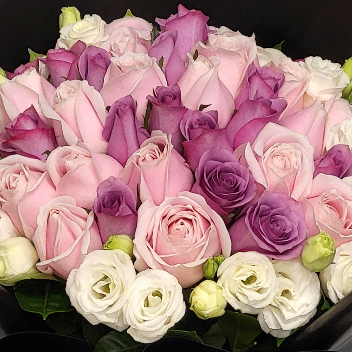 Elegant bouquet of pink, lavender, and white roses accented with lisianthus 柔粉、淺紫玫瑰與白桔梗交織，展現浪漫優雅的花束設計。