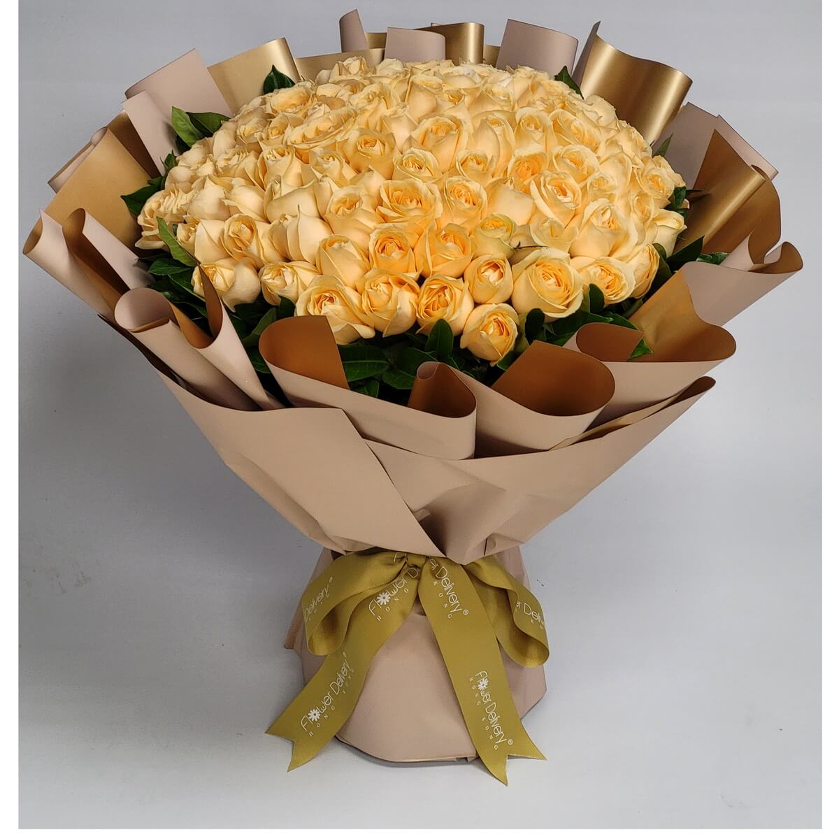 Abundant bouquet of champagne-colored roses, wrapped in beige and gold paper with an olive ribbon. Elegant and timeless. 香檳玫瑰花束，配米金包裝與橄欖綠絲帶，典雅恆久。