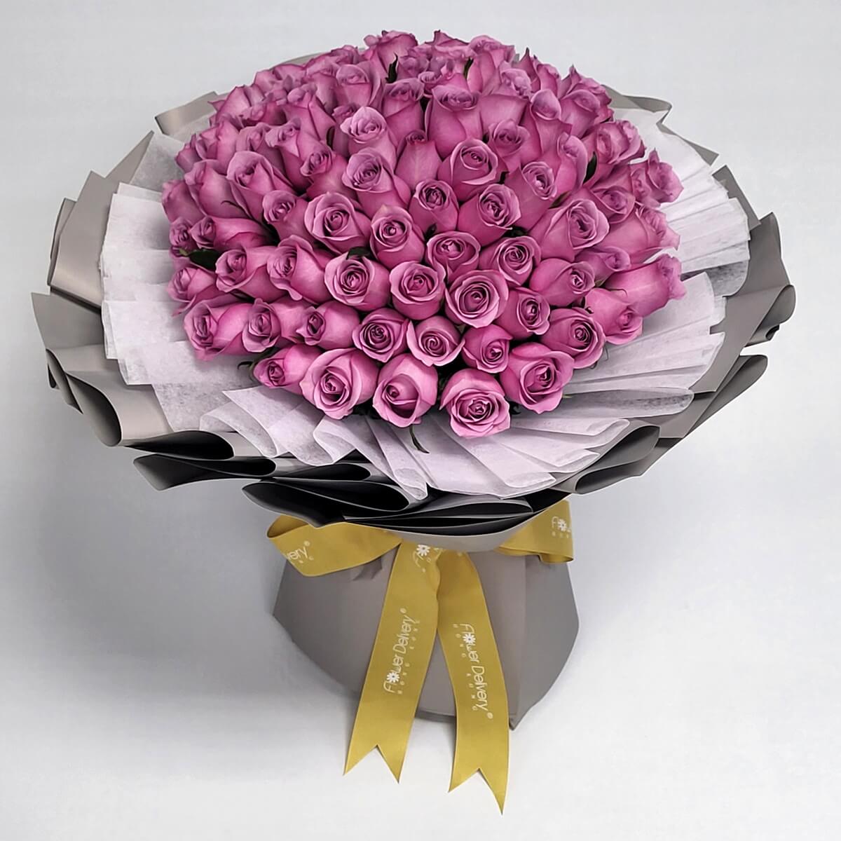 Original full bouquet of lavender roses arranged in a dome shape, wrapped in layered grey-white paper and finished with a golden ribbon 圓形紫玫瑰花束，配多層灰白包裝紙及金色絲帶精緻裝飾