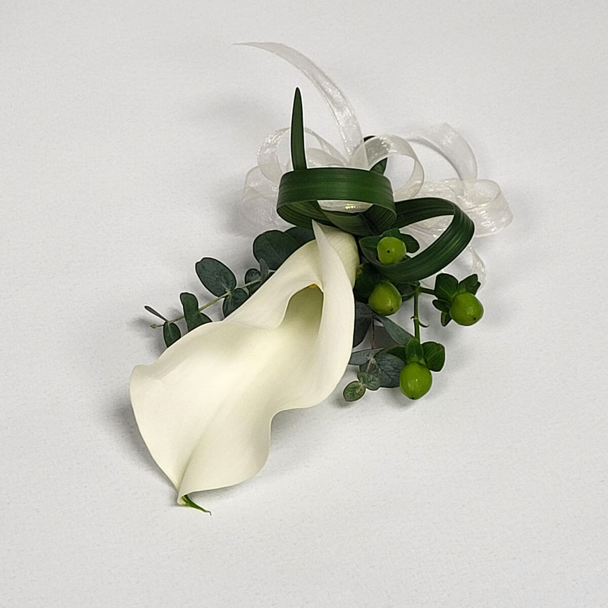 Boutonniere with white calla lily, green hypericum berries, eucalyptus, and white ribbon - 白馬蹄蘭、綠小果、尤加利葉配白色絲帶襟花