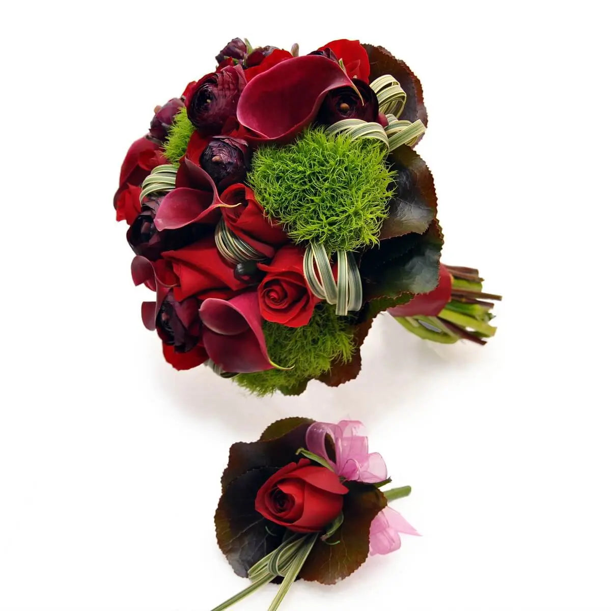 Compact bouquet of red roses, burgundy ranunculus, dark red calla lilies, green moss balls, and ribbon-wrapped boutonnière. 花球以紅玫瑰、酒紅毛茛、紅色馬蹄蘭及青苔球組成，附絲帶包紮襟花。