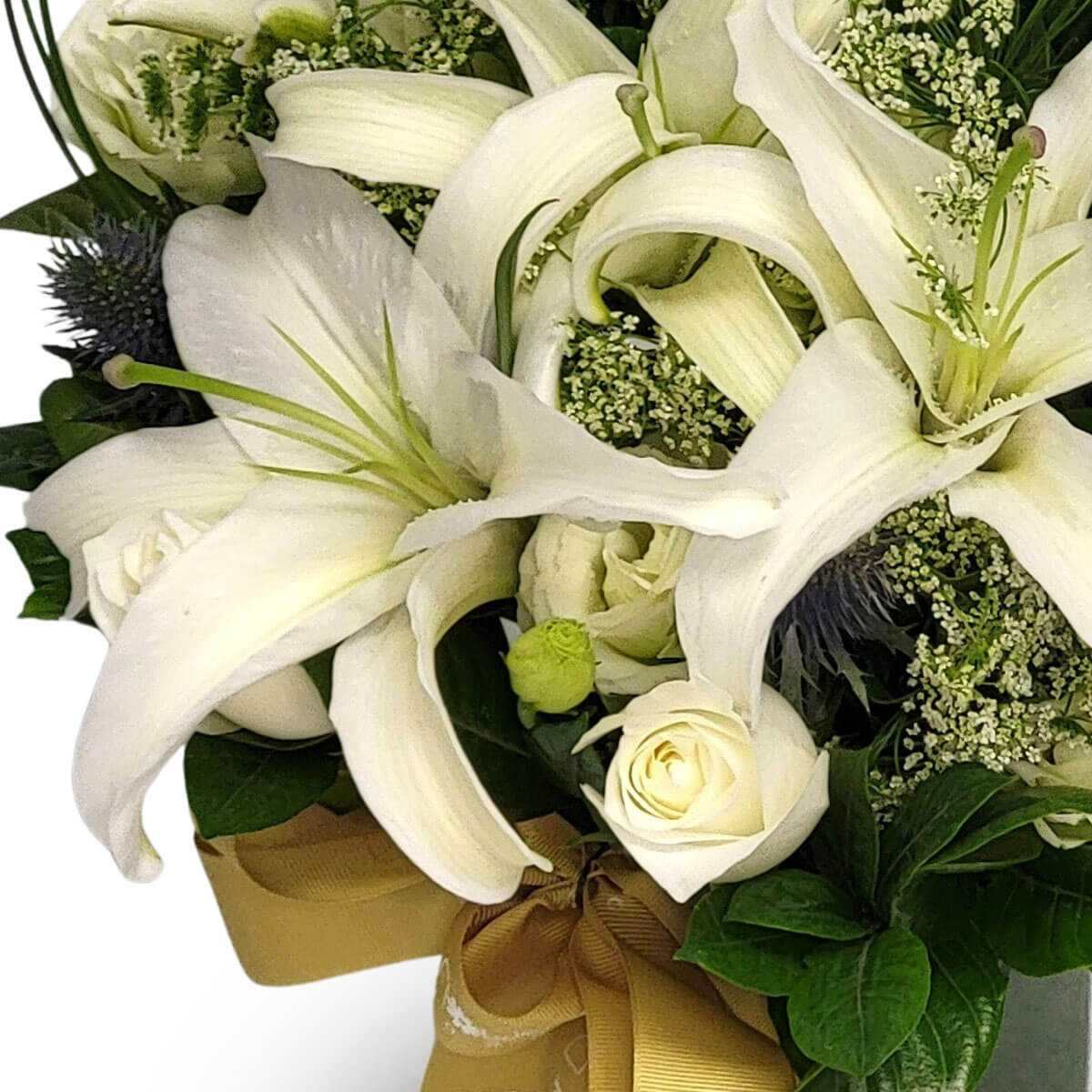 Elegant bouquet of white lilies and roses, thistles, and delicate fillers 白色百合與玫瑰花束，點綴藍色麥稈菊與綠葉，金色絲帶展現雍容典雅風格。