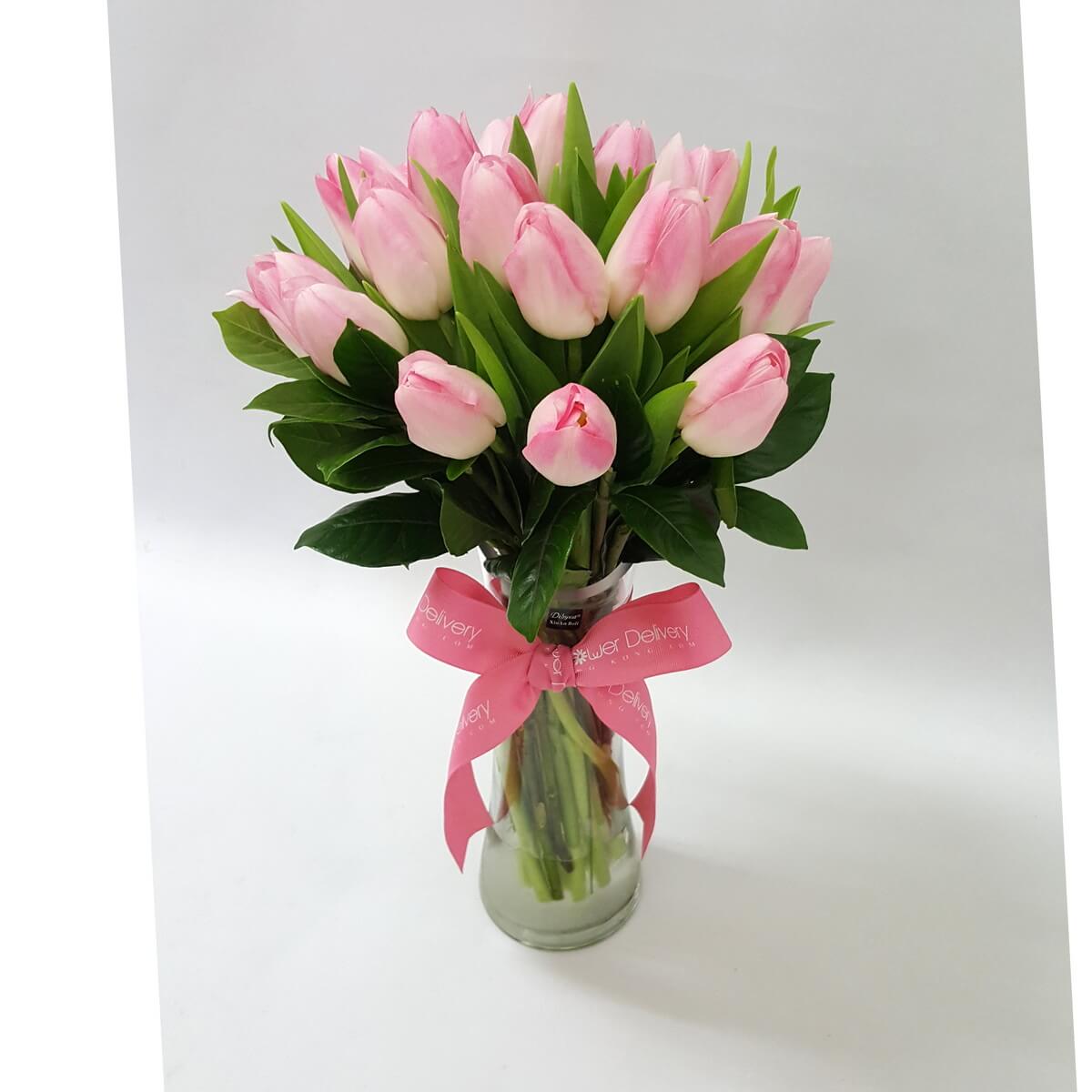 Soft pink tulips arranged in a glass vase, tied with a pink ribbon 粉紅鬱金香雅緻排列於玻璃瓶中，配以粉紅絲帶，散發柔美溫馨氣息。