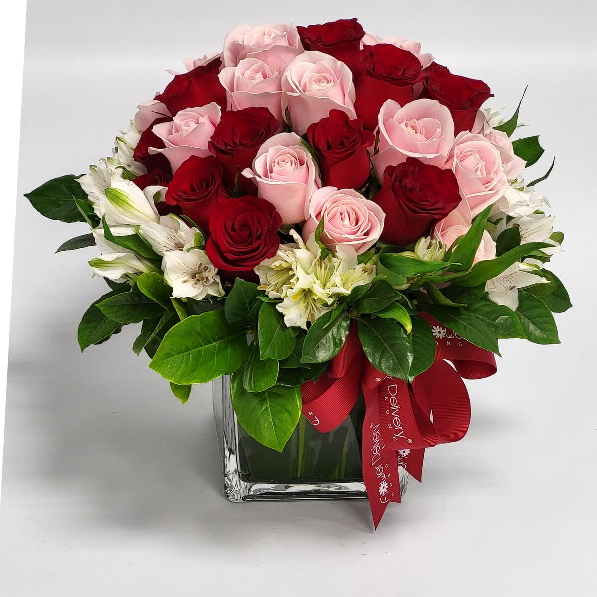 Romantic red and pink rose mix with alstroemeria 紅粉玫瑰交融，搭配白色六出花與濃綠葉片，紅色緞帶點綴方形玻璃瓶，完美呈現浪漫典雅的花藝設計。