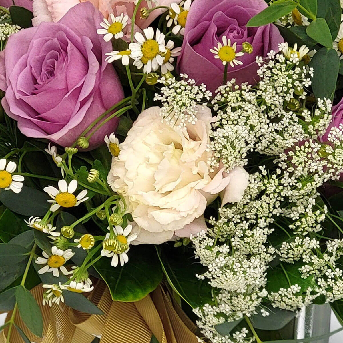 Lavender roses, ivory flowers, daisies, and Queen Anne's lace create a soft, garden-fresh bouquet 淡紫玫瑰與米白花、小雛菊和蕾絲花，交織成自然浪漫的田園風花束。