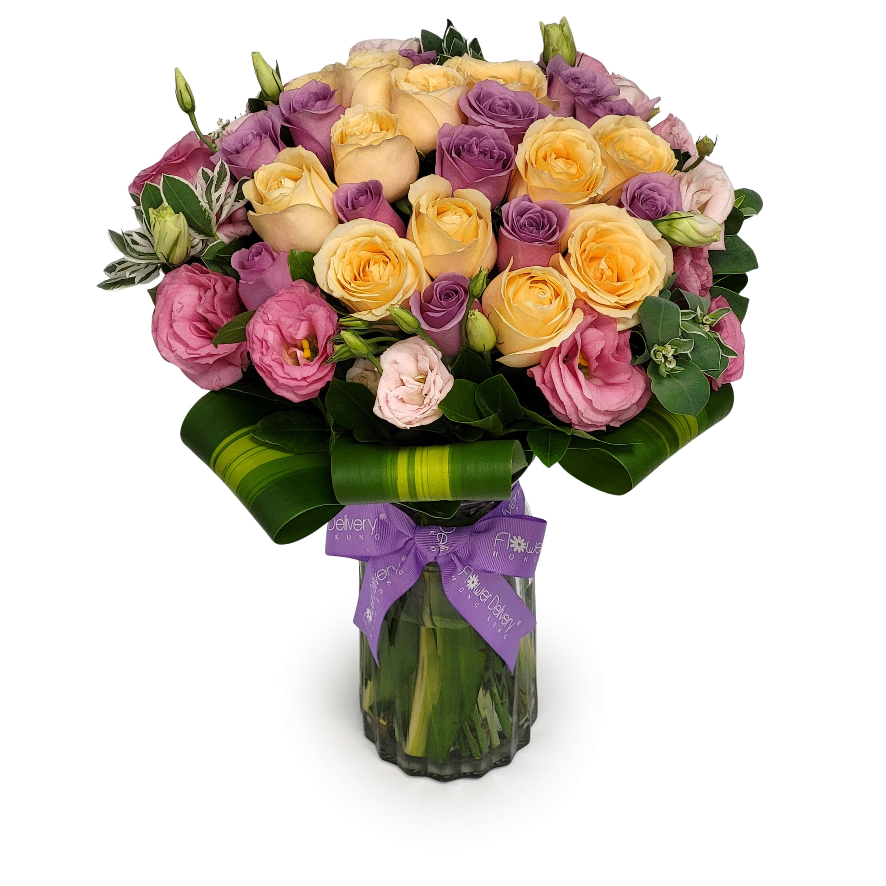champagne and lavender roses with pink lisianthus in vase - 玻璃花瓶內有
香檳色及薰衣草紫玫瑰，配粉紅洋桔梗和綠葉，繫紫色絲帶。