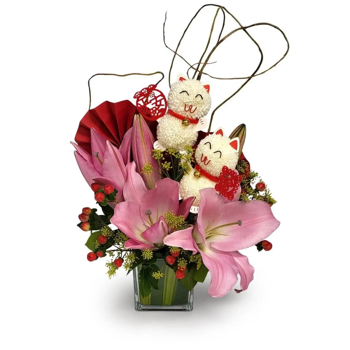 Pink lilies in full bloom with red hypericum berries, yellow dill blossoms, curly willow, red fan paper, and layered foliage in a square clear vase | 盛開粉百合配紅豆、黃蒔蘿花、曲柳枝與紅扇紙，綠葉層次豐富，插於方形透明玻璃瓶中