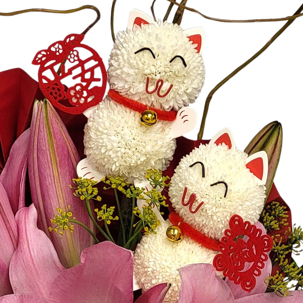 White floral lucky cats with pink lilies and red festive charms 喜氣洋洋的花束，白色招財貓配粉百合及紅飾，寓意好運連連、幸福滿載。