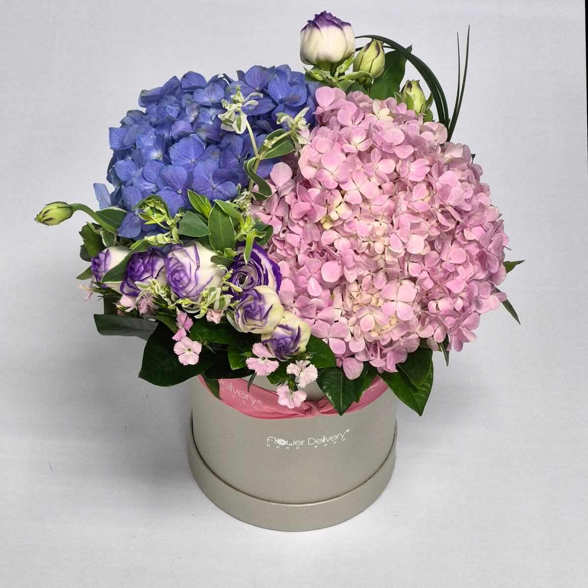 Original photo of blue hydrangea, pink hydrangea and purple edged white lisianthus hat box arrangement - 藍色繡球花、粉紅繡球花與紫邊白色洋桔梗帽盒花藝