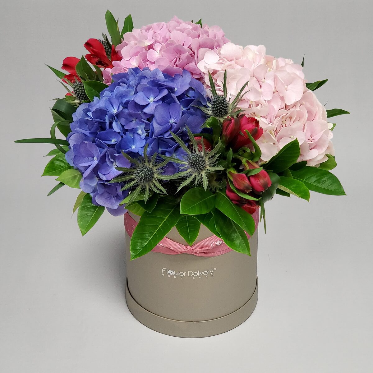 Original photo of blue hydrangea, pink hydrangea and red alstroemeria hat box flower arrangement - 藍色繡球花、粉紅繡球花與紅色六出花帽盒花藝