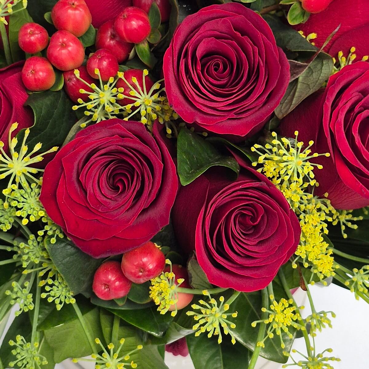 Close-up photo of red roses with red hypericum berries and yellow dill flowers with green foliage - 紅玫瑰配紅果金絲桃及蒔蘿花與綠葉特寫