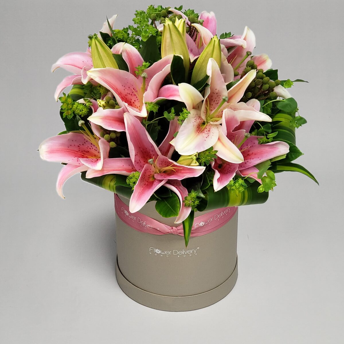 Authentic photo of round hat box floral arrangement with pink stargazer lily flowers - 真實照片圓形花盒花藝粉紅香水百合花朵排列