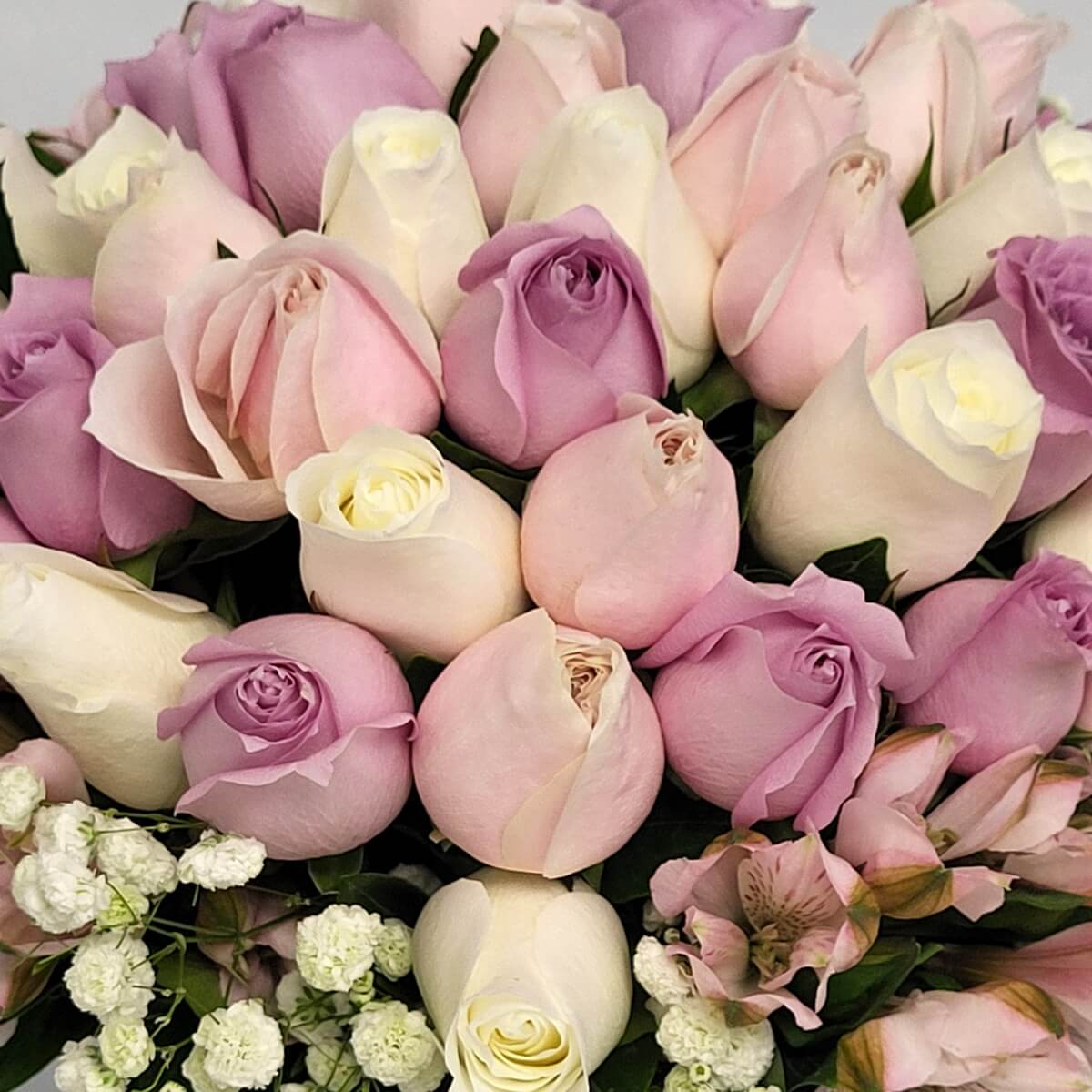 Close-up of ivory, blush, and lavender roses with baby’s breath and alstroemeria - 米白、淡粉與淡紫玫瑰特寫，配滿天星與六出花