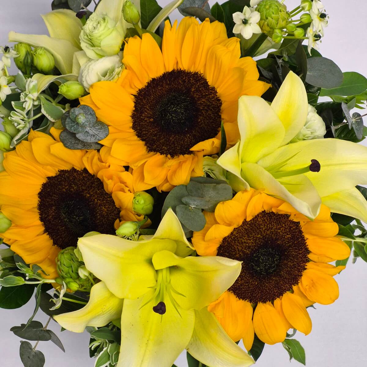 Top view of sunflower and yellow lily blooms with light green lisianthus and lisianthus buds - 微距視角向日葵與黃色百合配淡綠洋桔梗及洋桔梗花苞