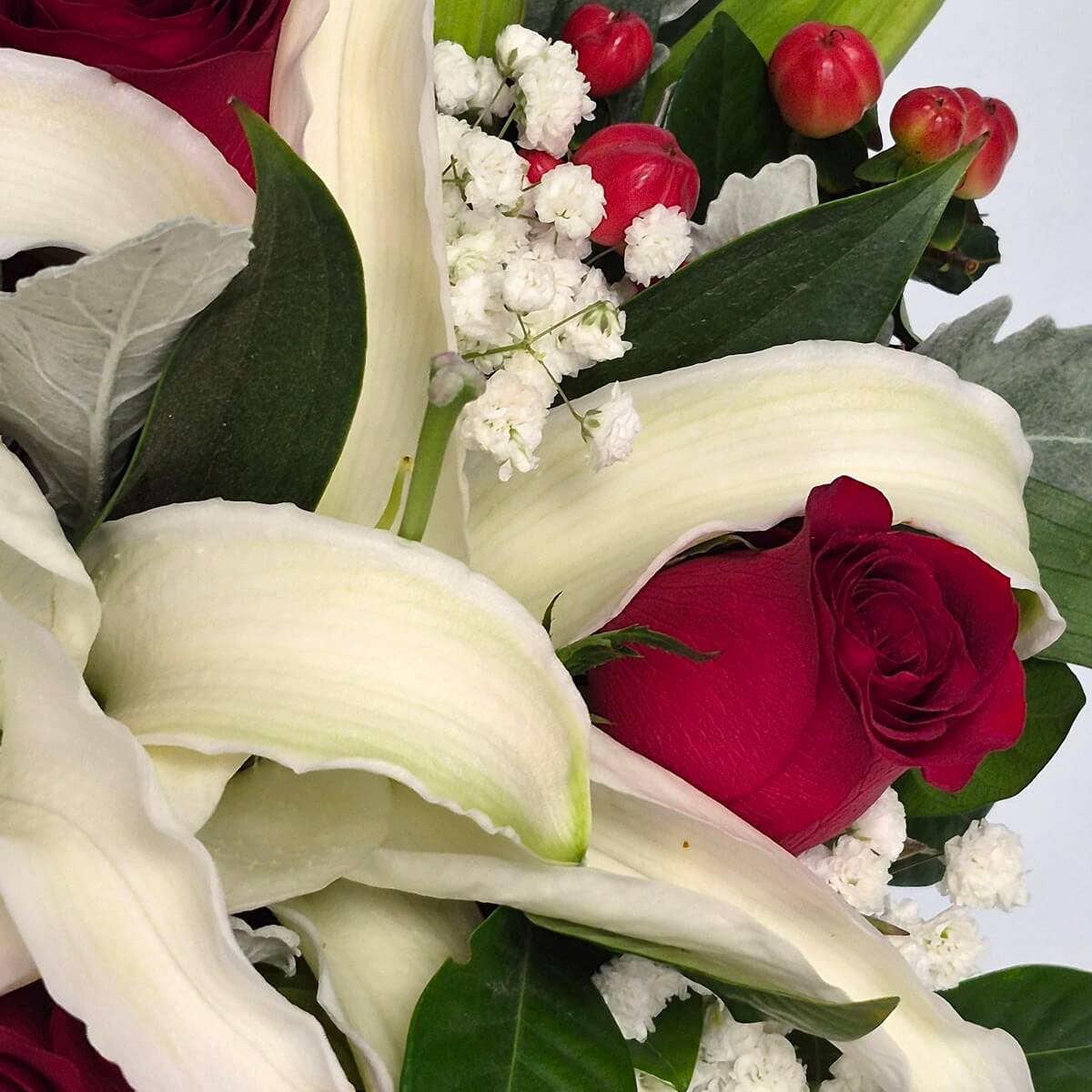 Macro detail of white lily with red rose, hypericum berries and baby's breath with green foliage - 白百合配紅玫瑰、金絲桃果、滿天星及綠葉花材微距