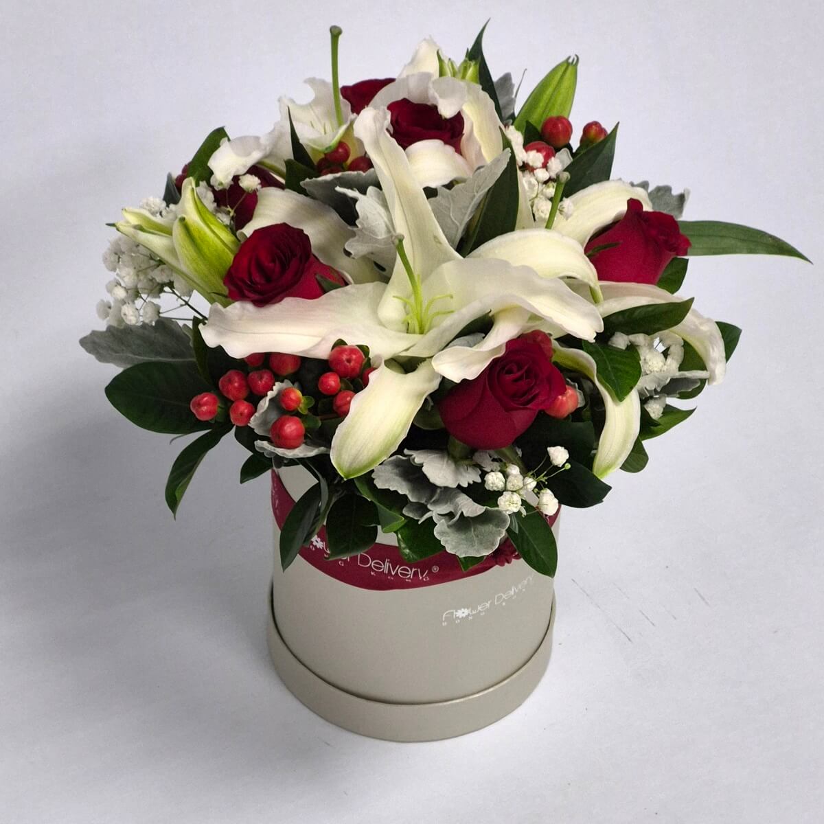 Original photo of round bloom box arrangement with red roses, white lilies, hypericum berries and greenery - 紅玫瑰配白百合、金絲桃果及綠葉圓形花盒花藝