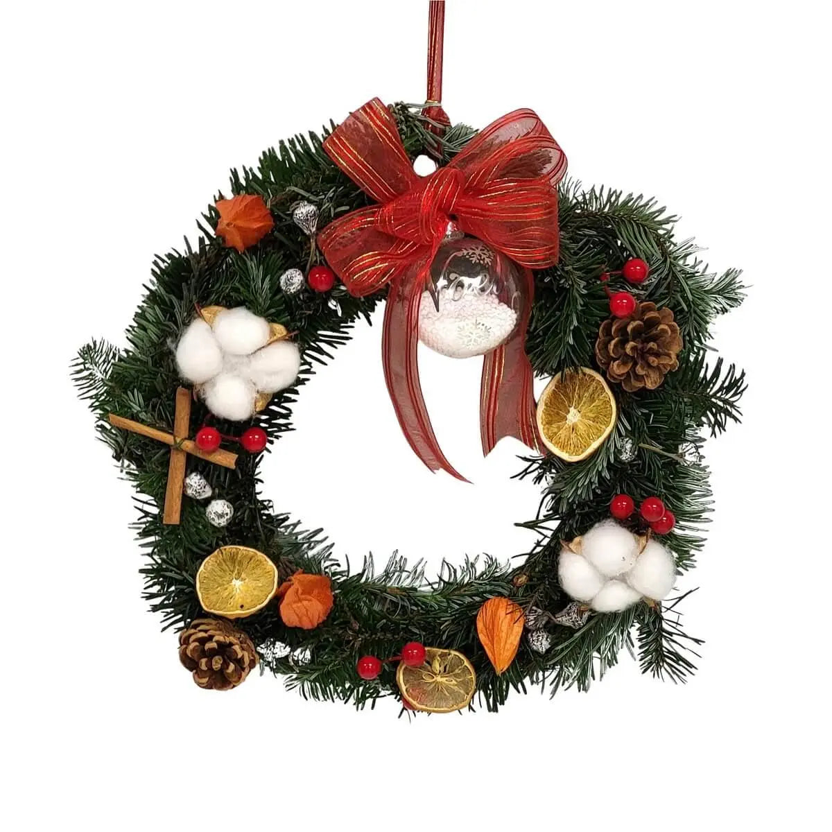 Evergreen Christmas wreath with red berries, dried citrus, cotton clusters, pinecones, cinnamon sticks, and a red bow holding a clear ornament | 松葉花環配紅果、乾橙片、棉花、松果與紅絲帶Evergreen Christmas wreath with red berries, dried citrus, cotton clusters, pinecones, cinnamon sticks, and a red bow holding a clear ornament | 松葉花環配紅果、乾橙片、棉花、松果與紅絲帶聖誕掛飾