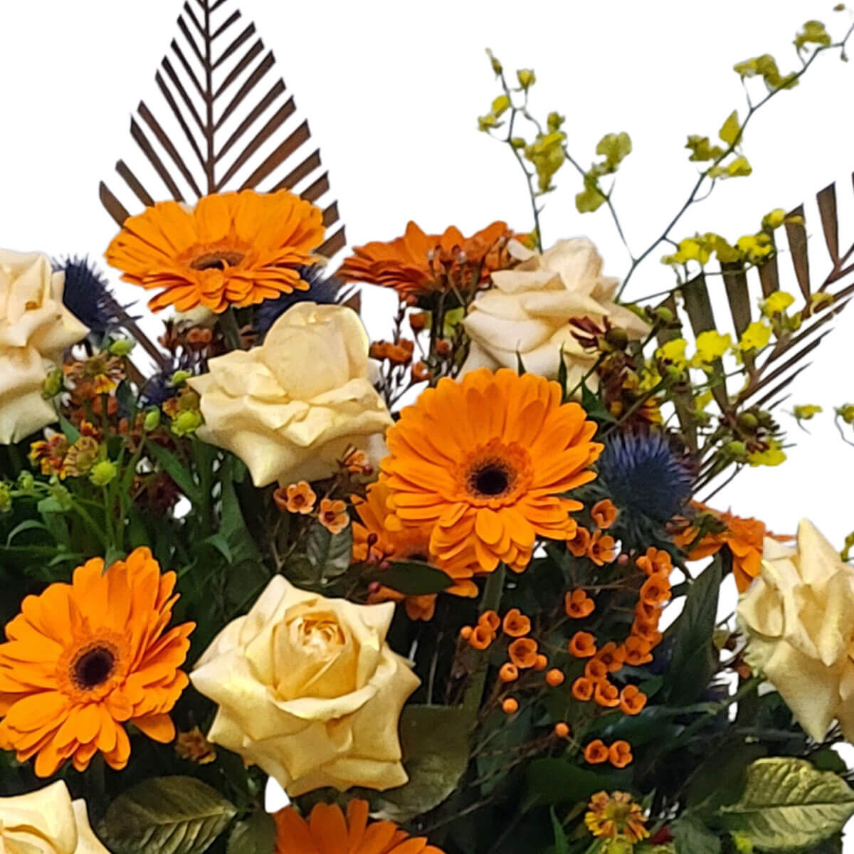 Autumn bouquet featuring orange gerberas, cream roses, yellow berries, and dried palm leaves 秋日花束結合橙色非洲菊、奶油玫瑰、黃色漿果與棕葉，展現溫暖自然之美。