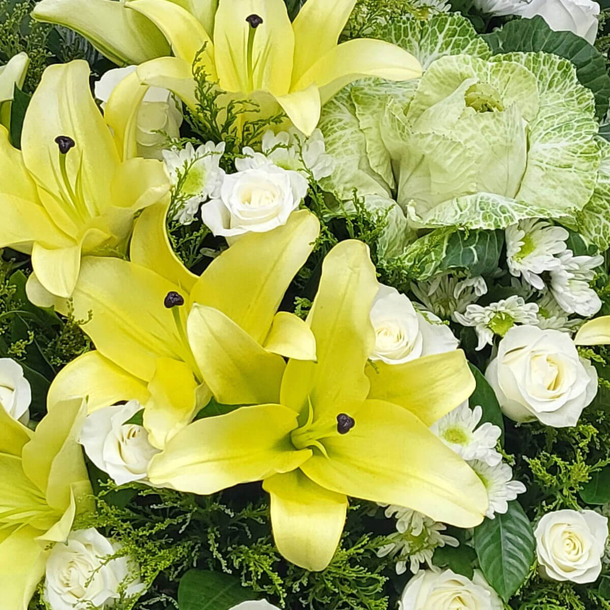 Yellow lilies and white roses bloom with chrysanthemums and decorative cabbage 鮮黃百合與白玫瑰綻放，點綴菊花與觀賞甘藍，展現自然清新之美。