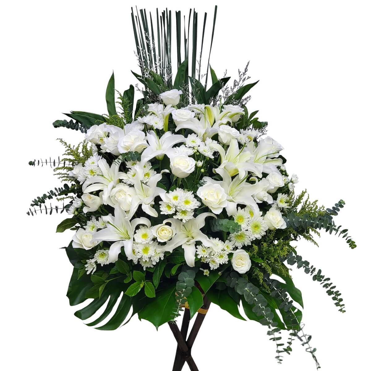 Full standing arrangement of white lilies, roses, button chrysanthemums, and mixed greenery 白百合、玫瑰、乒乓菊與綠葉尤加利葉大型悼念花牌原圖