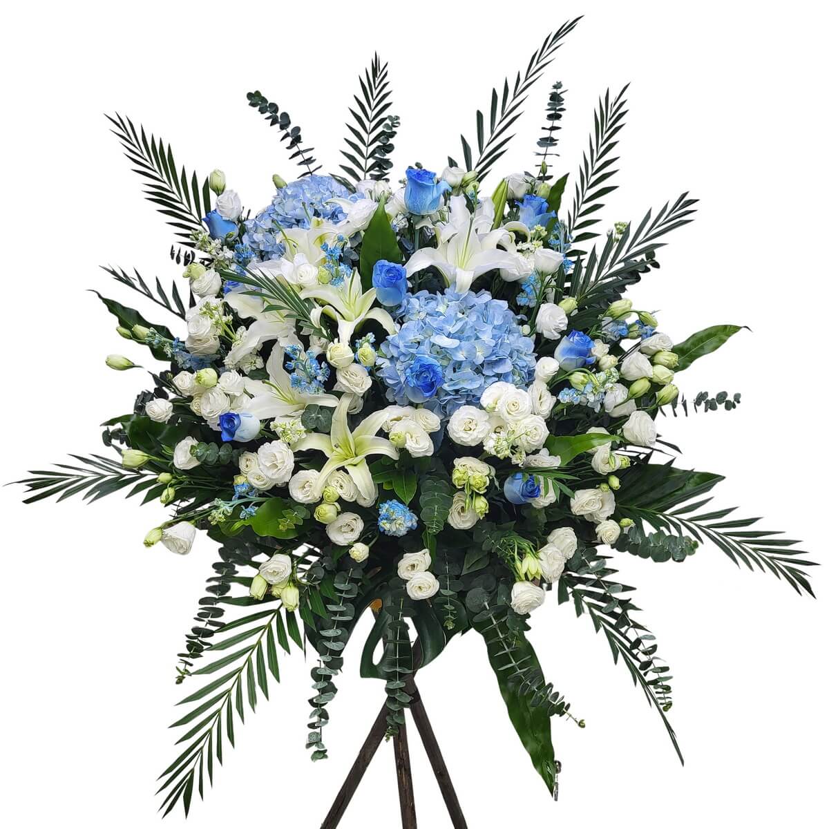 Standing floral arrangement of blue hydrangeas, blue roses, white lisianthus with tropical foliage and palm leaves 藍繡球、藍玫瑰、白洋桔梗配熱帶葉材及棕櫚葉，構成層次豐富的企身花籃。