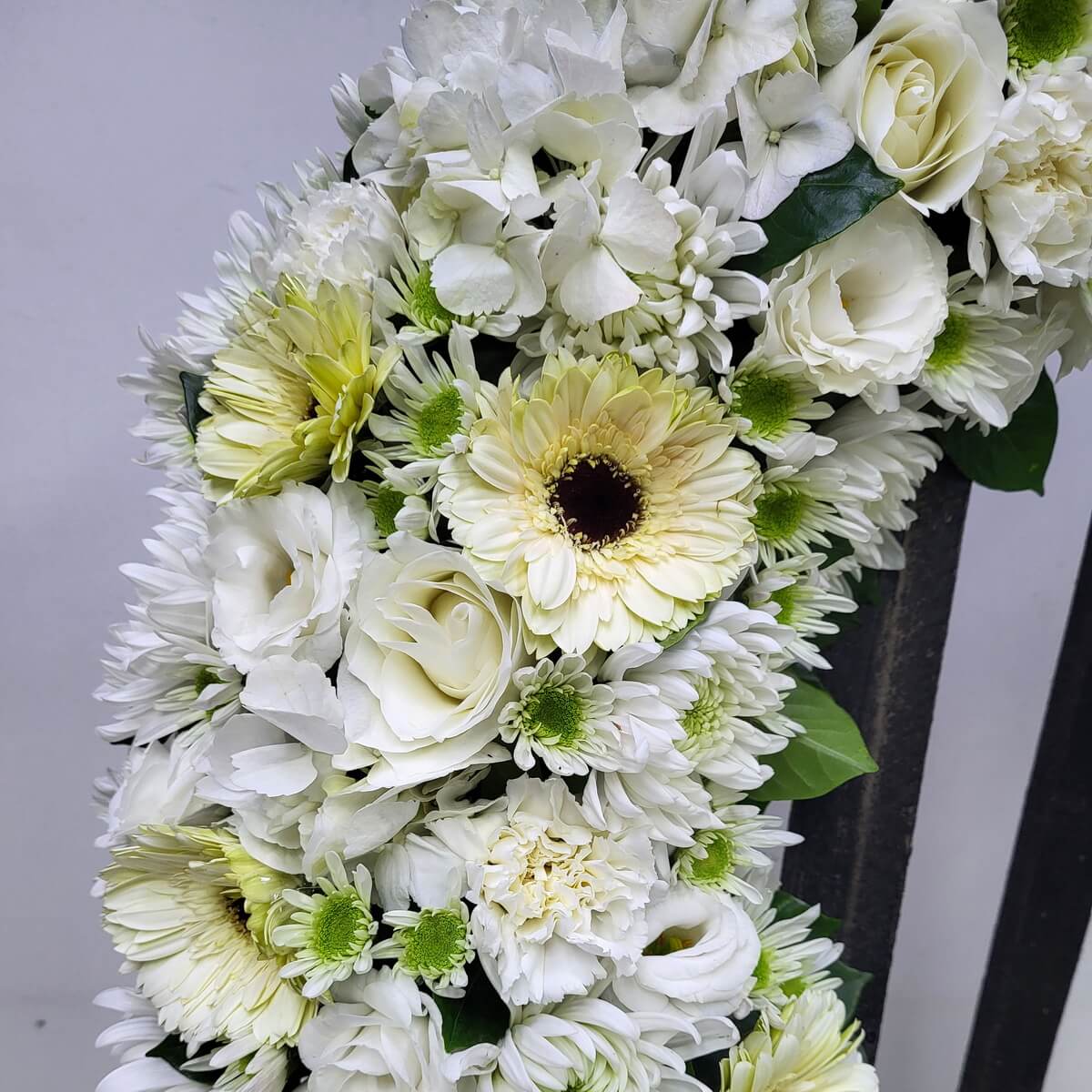 Detail view with white gerberas, roses, lisianthus, chrysanthemums, and carnations - 白色太陽菊、玫瑰、洋桔梗、菊花及康乃馨細節圖