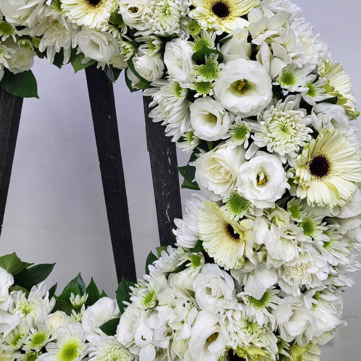 Detail view showing white gerberas, roses, lisianthus, spray and disbud chrysanthemums, and carnations - 白色太陽菊、玫瑰、洋桔梗、大小菊花及康乃馨細節圖