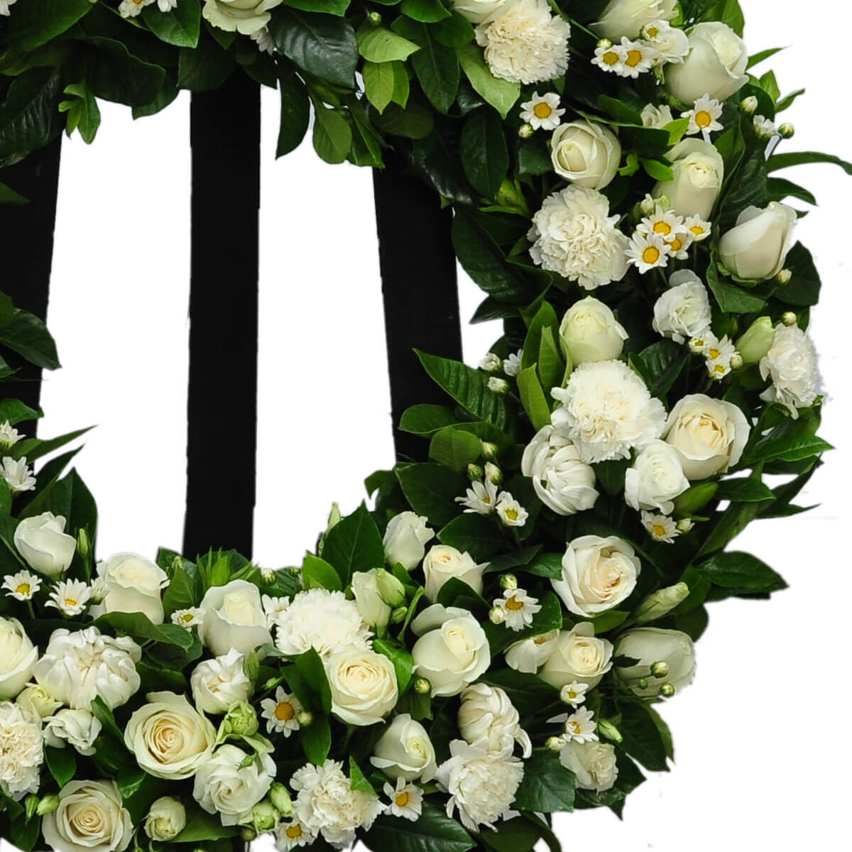 Elegant funeral wreath made with white roses, carnations, small daisies and lush foliage – 優雅的喪禮花圈，以白玫瑰、康乃馨、小雛菊與繁茂綠葉組成
