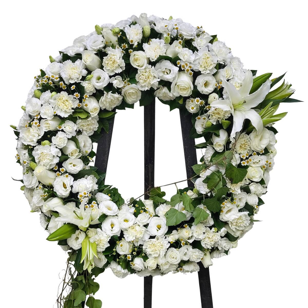 White condolence wreath with roses, lilies, eustoma, carnations, chamomile and ivy on stand, original photo 白色花圈 玫瑰 百合 洋桔梗 康乃馨 洋甘菊 原相片