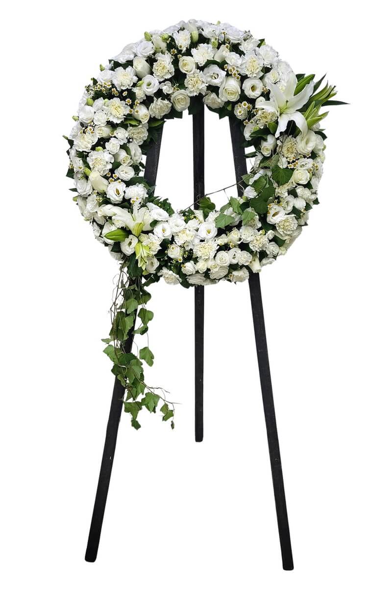 Full wreath with white roses, lilies, lisianthus, carnations, yellow-accented berries and cascading ivy on tripod stand - 白玫瑰、百合、洋桔梗、康乃馨、黃果點綴及垂藤裝飾圓形花圈配三腳黑架