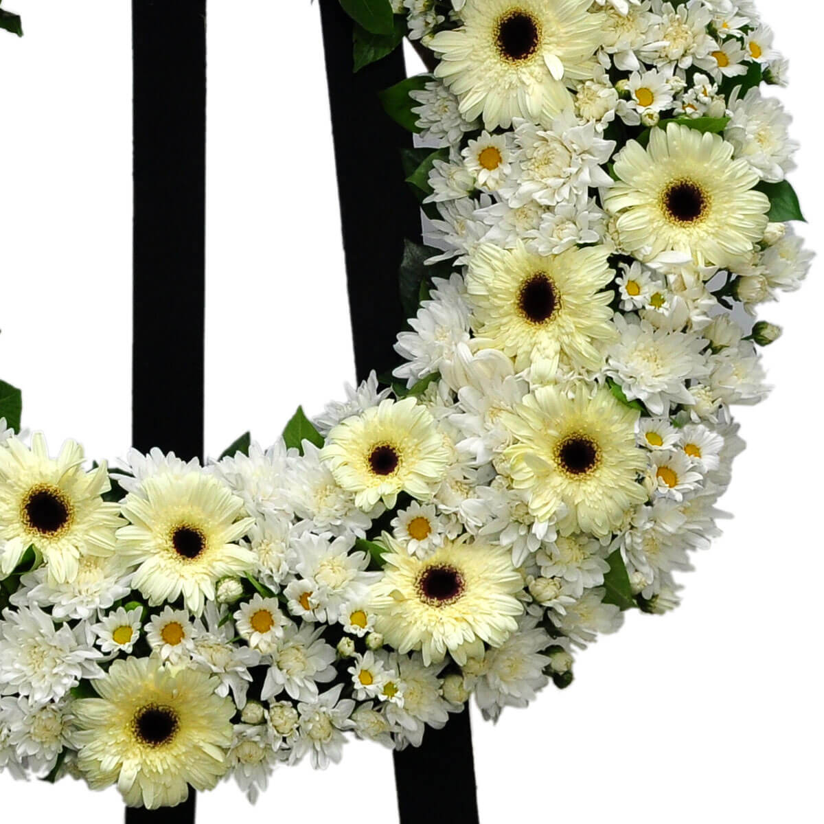 A funeral wreath with pale yellow gerberas, white chrysanthemums, and daisies, symbolizing remembrance – 淡黃太陽菊、白菊與雛菊構成的悼念花圈，象徵追思與懷念