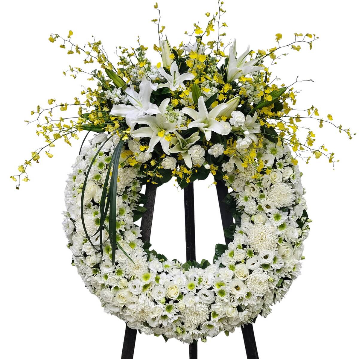 White wreath with extended yellow oncidium sprays and open lilies above, and a dense ring of roses, chrysanthemums, eustoma and green-centred mums arranged in soft cream-white tones on stand, original photo 白色花圈 百合文心蘭上方外展 圓環花材緊密鋪排 原相片