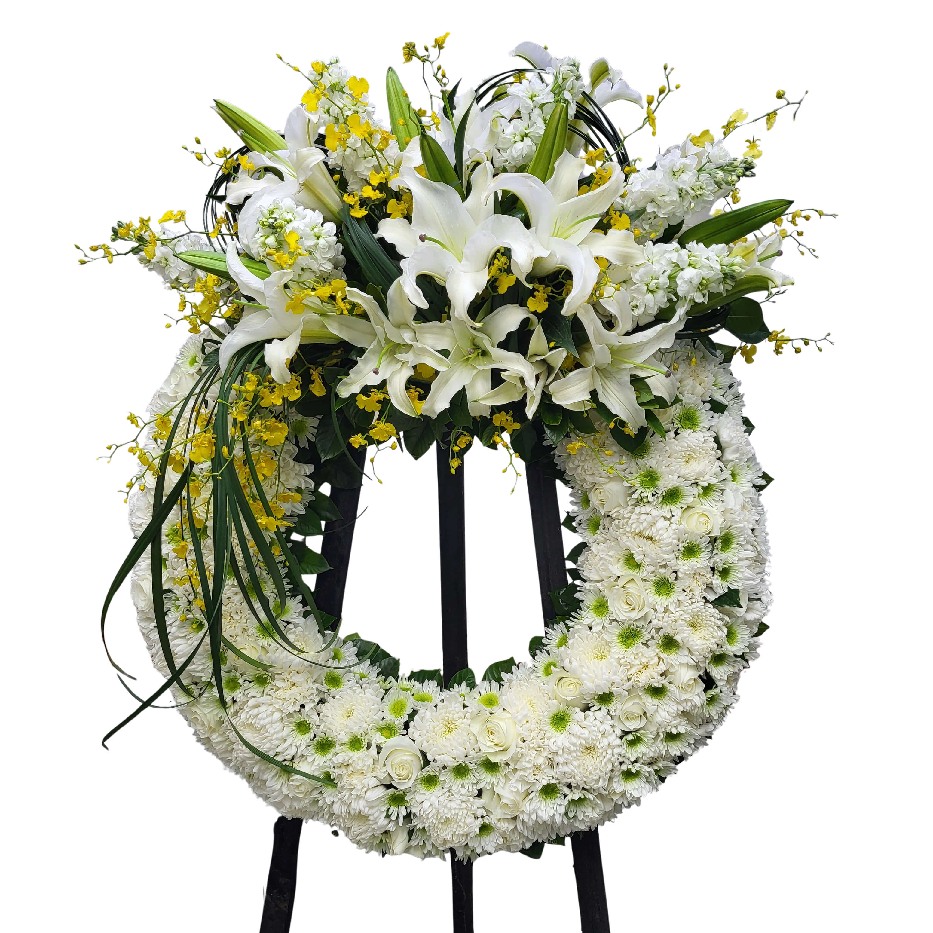 Wreath with white lilies, roses, button chrysanthemums, yellow oncidiums and foliage on black stand 白百合、白玫瑰、乒乓菊與黃色文心蘭圍繞成花圈設計，搭配葉材及黑色鐵架，設計圓潤整齊。