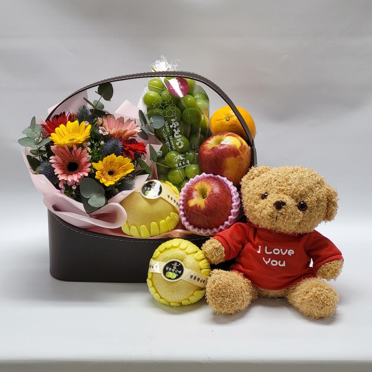 Romantic gift hamper 浪漫送禮籃含多彩鮮花束、韓國梨、蘋果、青提子、橙及穿「I Love You」紅衣毛公仔，適合情人節、生日或表達關懷心意。