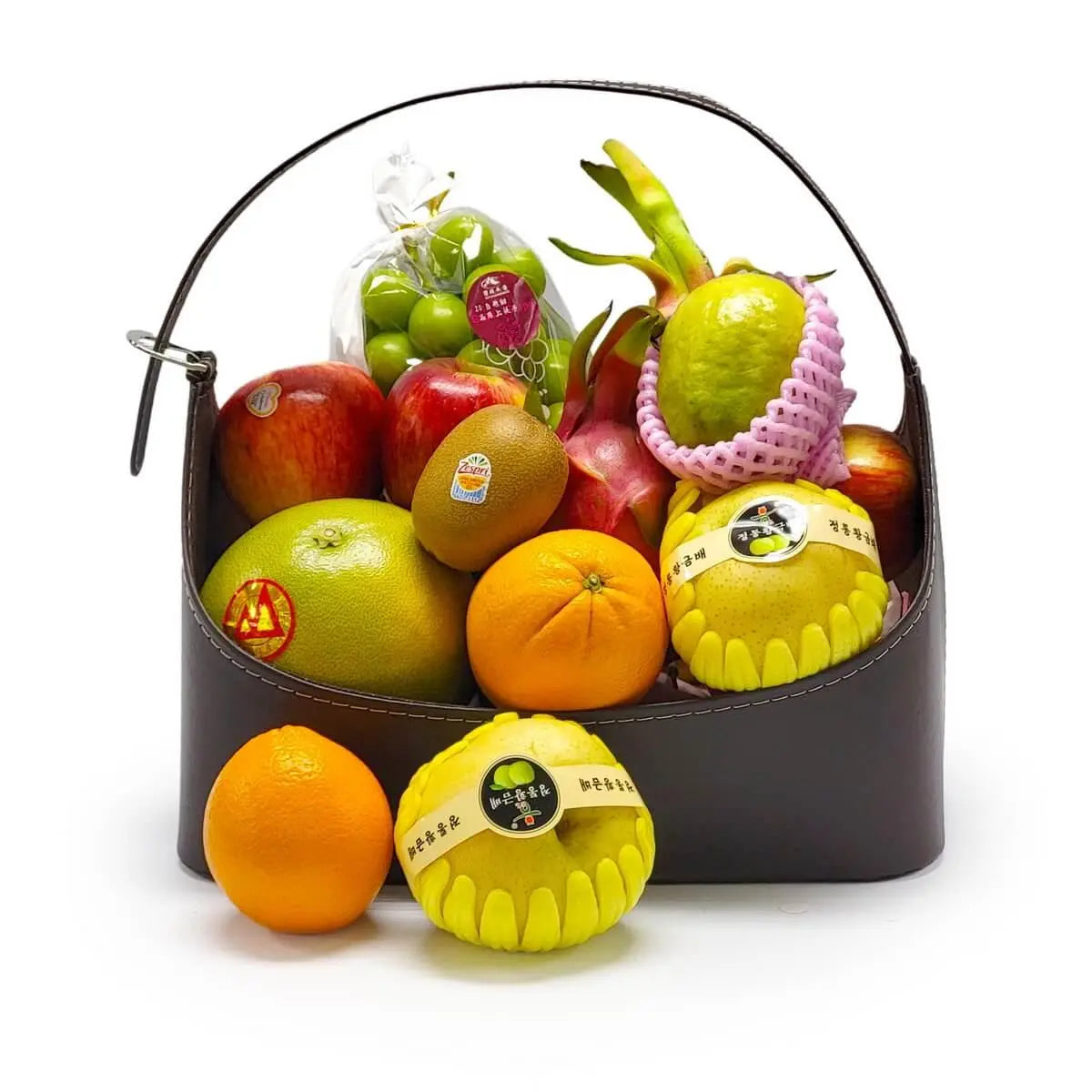 Assorted fruit hamper with apples, green grapes, oranges, pomelo, kiwi, pears, and pink-netted guava in dark brown basket. 精選水果籃含蘋果、青提子、橙、柚子、奇異果、香梨及網套番石榴，配深啡色手提籃。