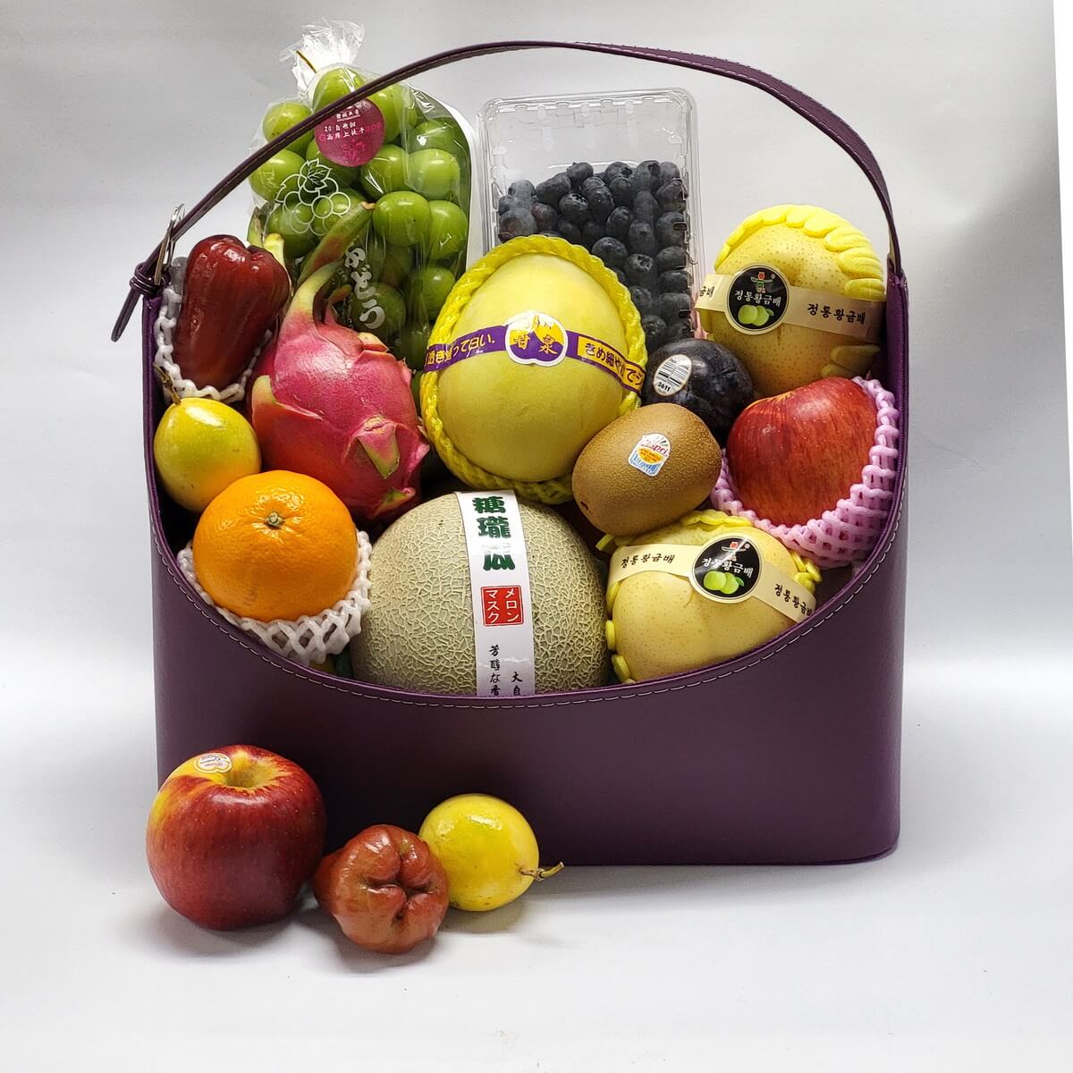 Premium fruit gift basket 紫色高雅皮籃盛載韓國梨、蘋果、哈密瓜、提子、藍莓、奇異果、柑橘、火龍果等多款水果，新鮮豐富，適合送禮或節日心意。
