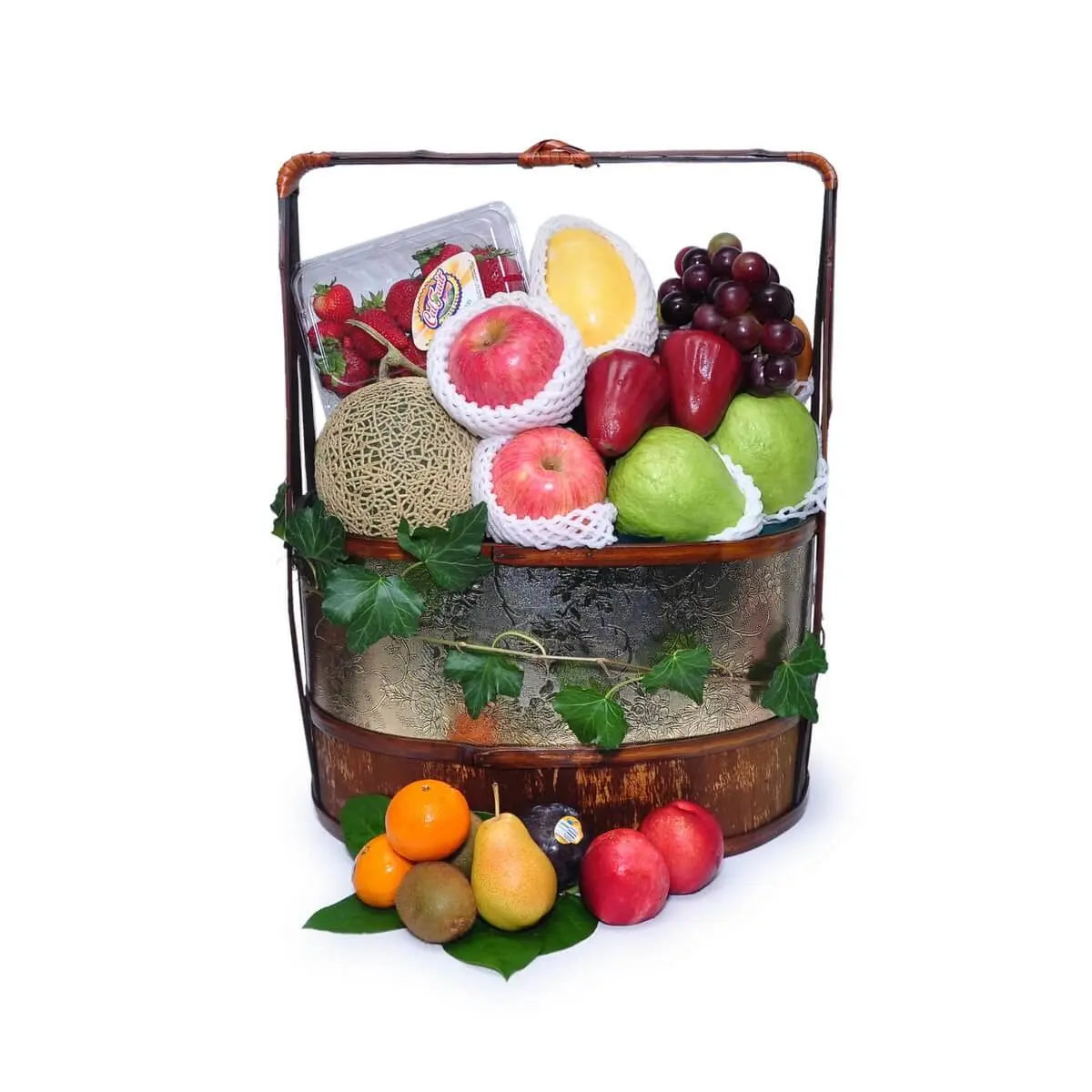 Wooden basket with assorted fruits including apples, guavas, grapes, strawberries, cantaloupe, mango, wax apples, oranges, pear, and kiwi. 木製水果籃盛載多款水果：蘋果、番石榴、提子、士多啤梨、蜜瓜、芒果、蓮霧、橙、啤梨及奇異果。