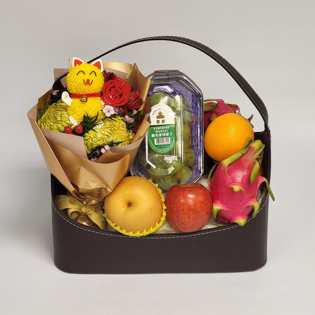 Gift basket with yellow 招財貓 plush, chrysanthemums, and premium fruits 幸運貓與鮮花點綴，高級水果包括水梨、蘋果、橙子、火龍果與青提，寓意富貴健康、萬事如意。