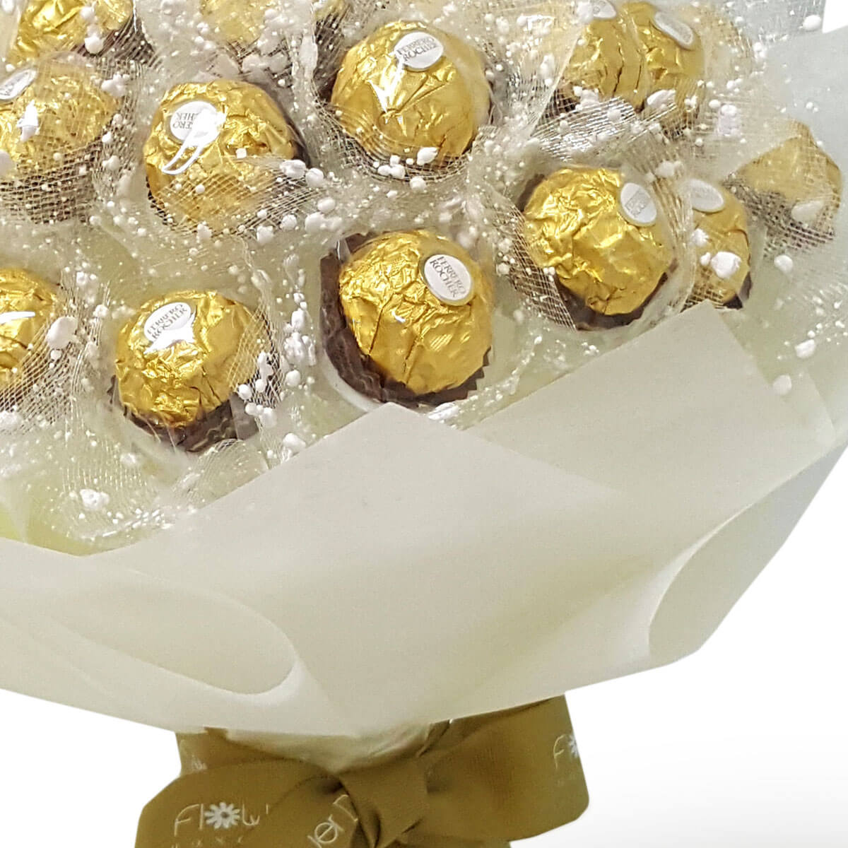 Luxury Ferrero Rocher bouquet wrapped in white paper and netting, tied with a golden ribbon – 豪華費列羅巧克力花束，白色包裝與金色緞帶裝飾