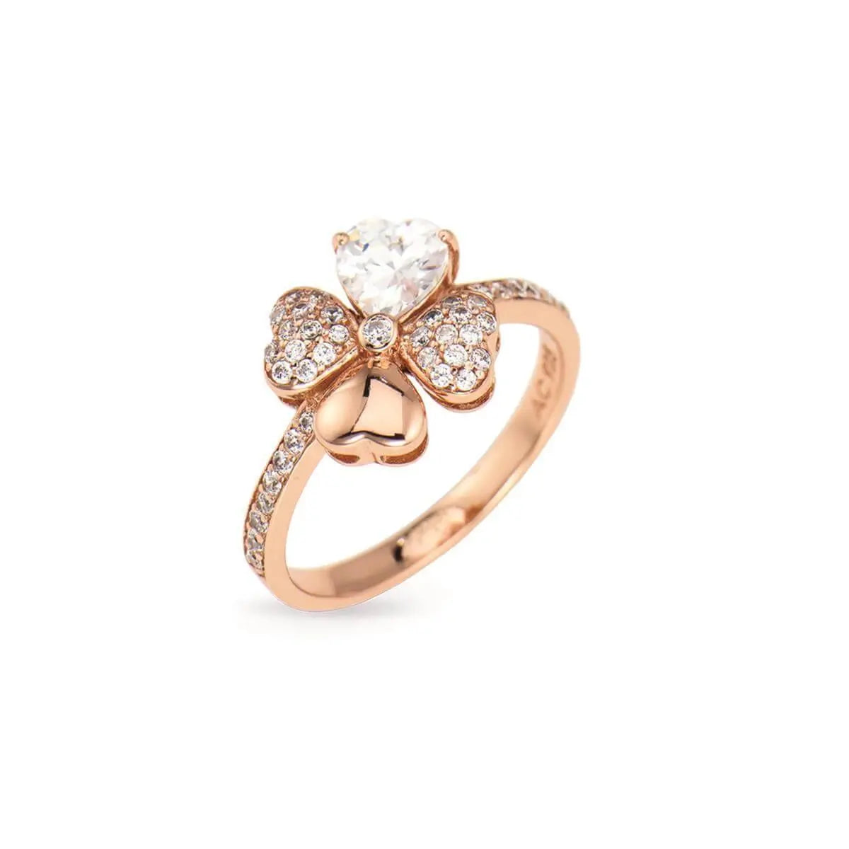 Rose gold-tone ring with pavé crystal band and clover-shaped top featuring a heart-cut stone. 玫瑰金戒指飾以密釘閃石，四葉草造型鑲有心形切割水晶。