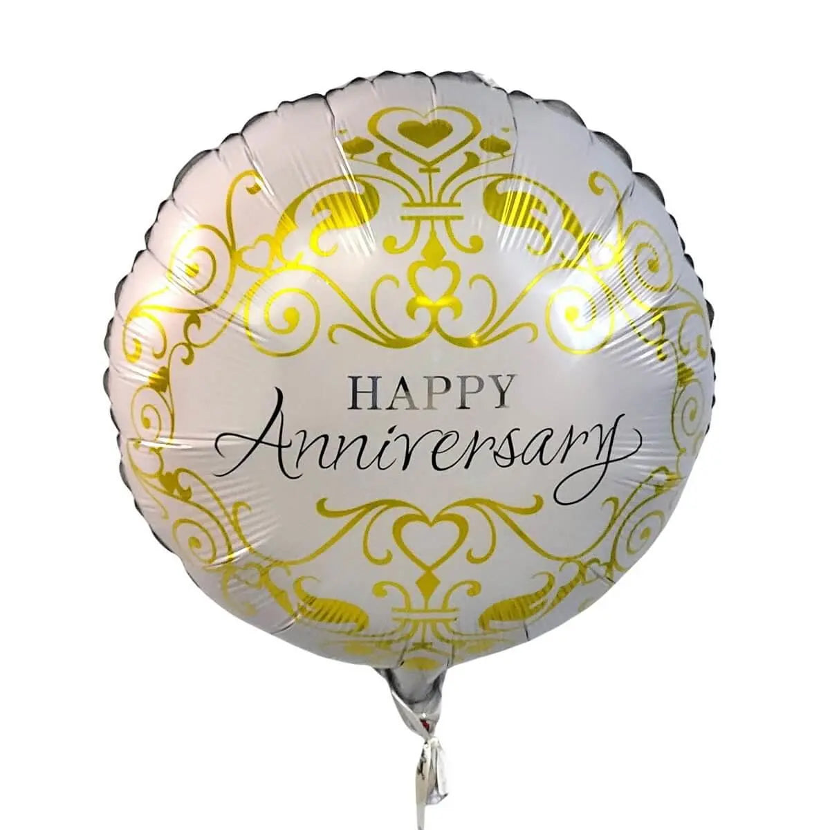 Round silver foil balloon featuring elegant gold scroll border and “Happy Anniversary” text in black script - 圓形銀色鋁膜氣球，飾以金色卷紋圖案，中央印有黑色 “Happy Anniversary” 字樣。