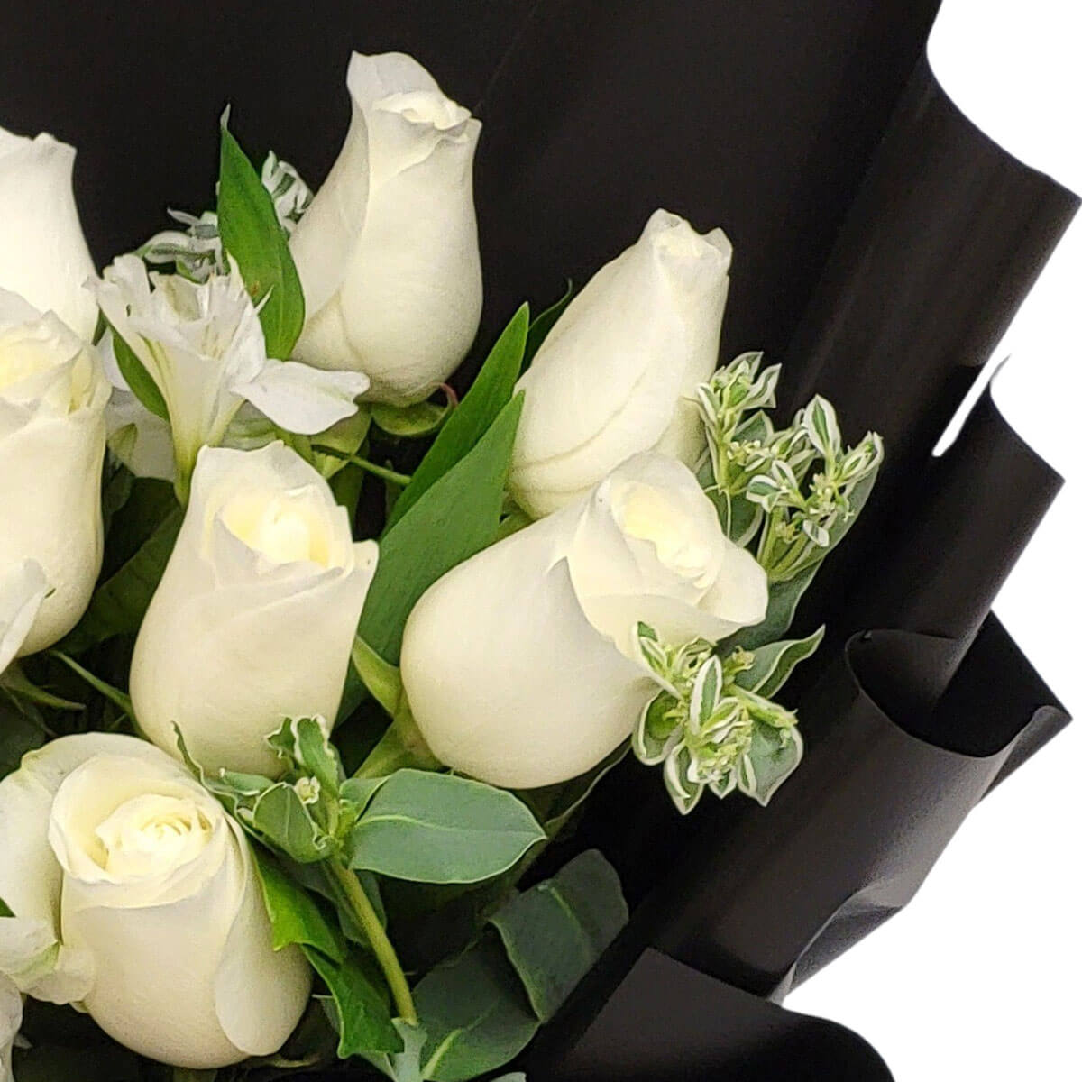 Elegant bouquet of white roses and foliage in black wrap 純白玫瑰搭配綠葉與白色配花，精緻包裹於黑色紙張中，散發簡約高雅氣息，適合各式場合贈禮。