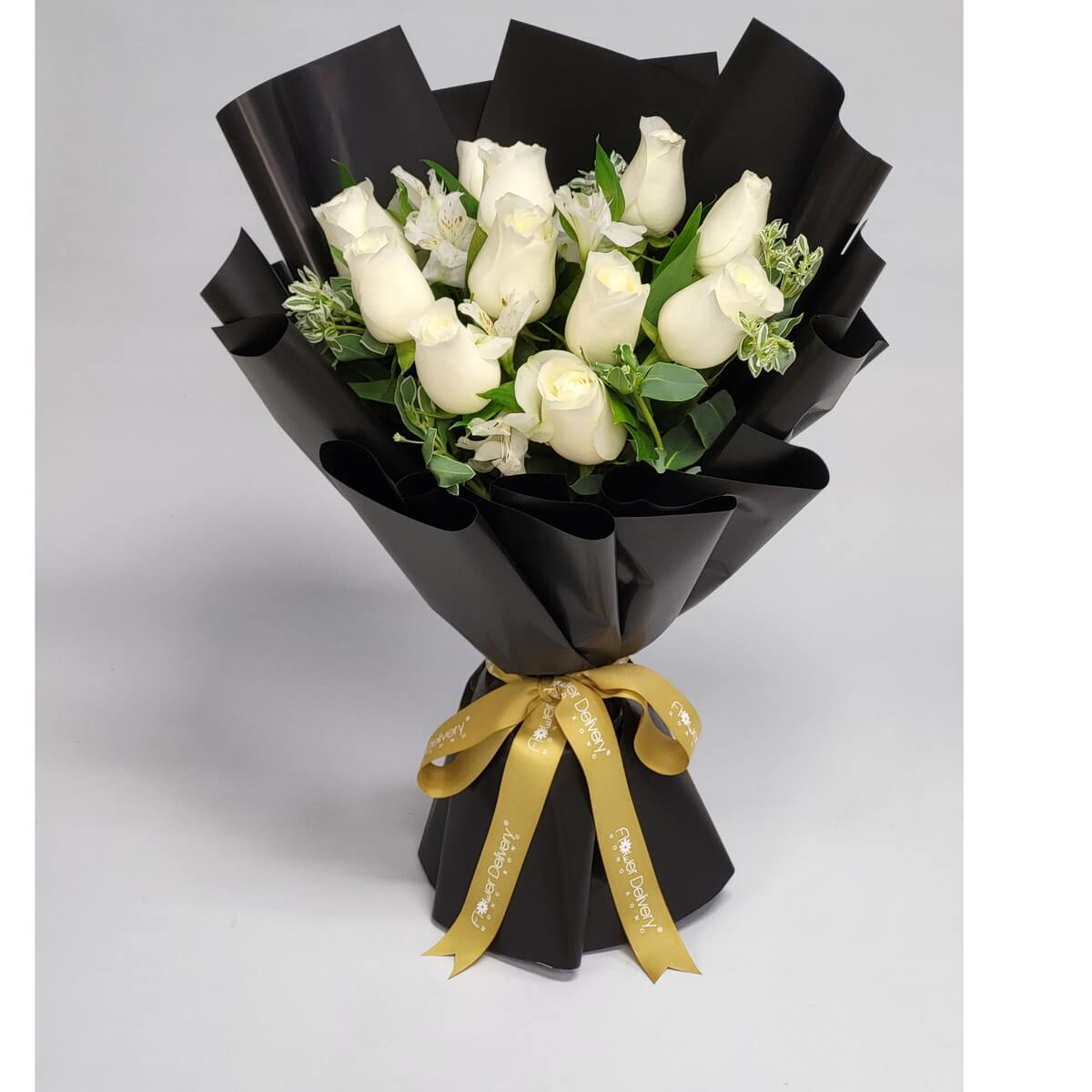 Hand-tied bouquet of white roses, white alstroemeria, and mixed greenery wrapped in black 白玫瑰搭配白色百合草與多款綠葉設計，手綁花束以亮黑色包裝紙包裹，金色絲帶束口，對比鮮明。