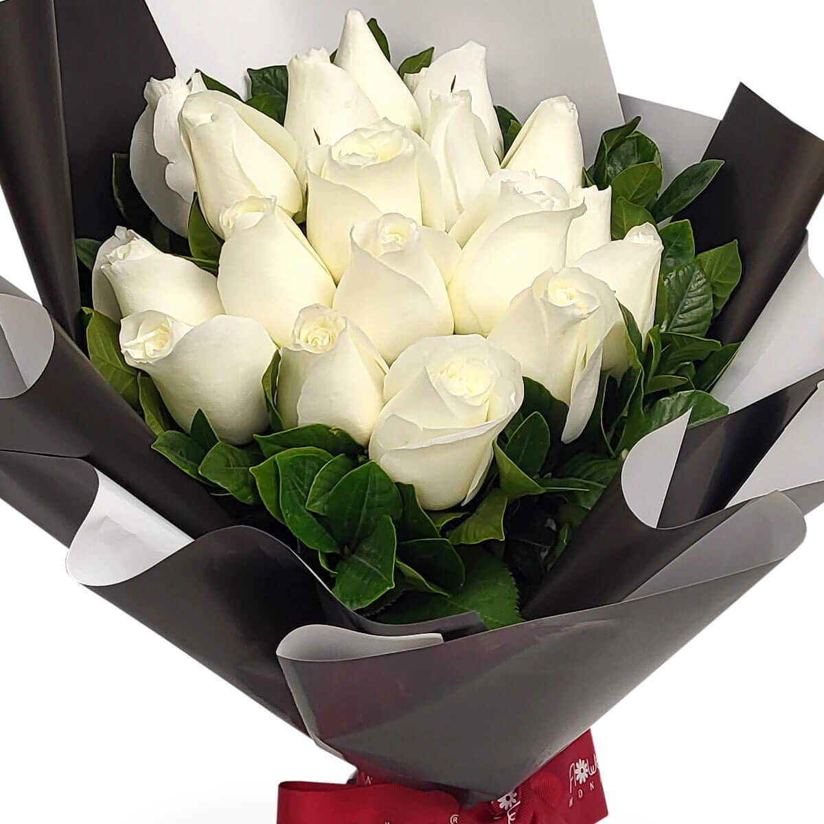 A refined bouquet of pure white roses surrounded by deep green leaves, elegantly wrapped in black and white paper – 純白玫瑰花束配深綠葉，高雅黑白包裝呈現簡約之美