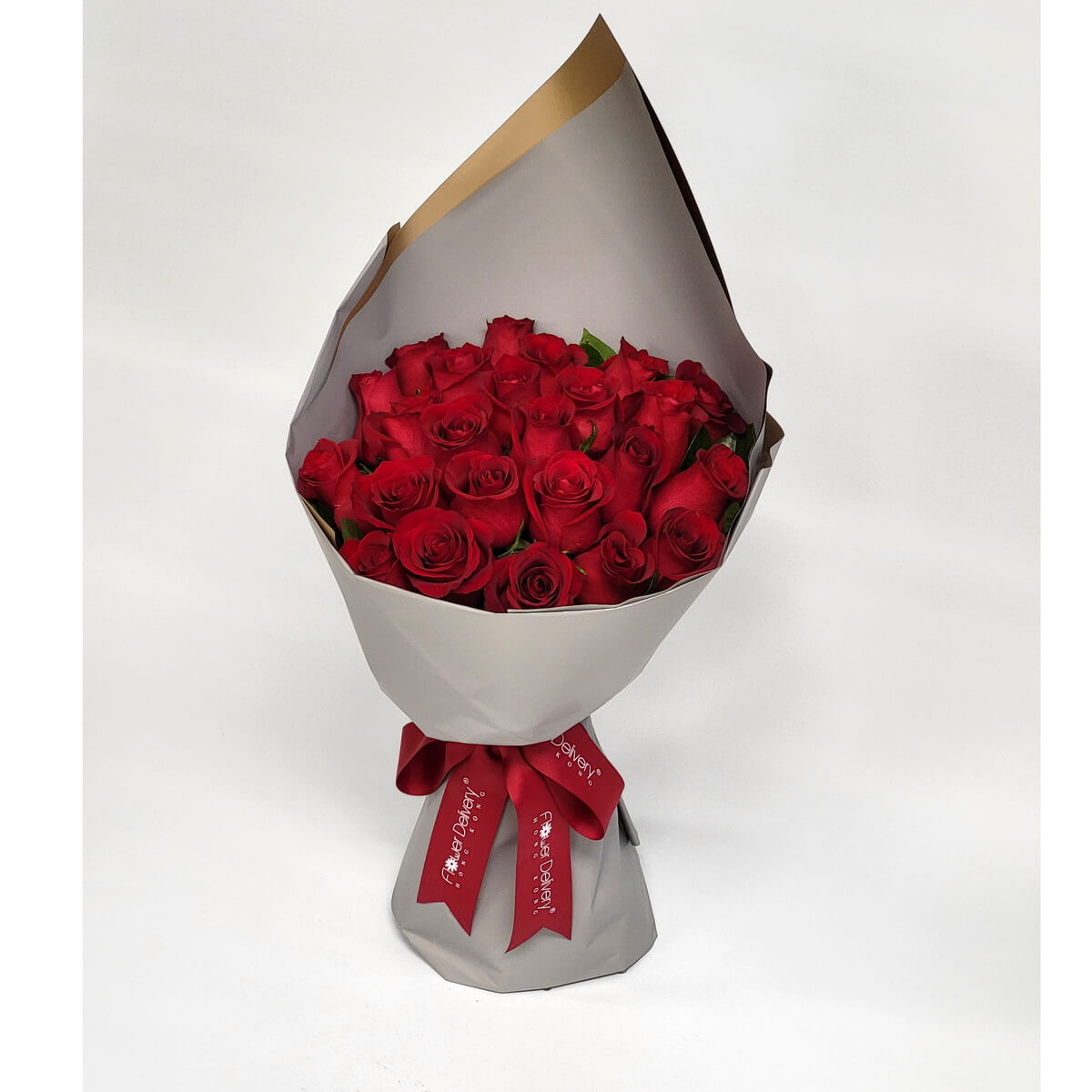Hand-tied bouquet featuring red roses and greenery, wrapped in white and gold paper 鮮紅玫瑰密集排列，配搭綠葉，包以白色與金邊包裝紙，紅絲帶束口，手綁設計簡潔大方。